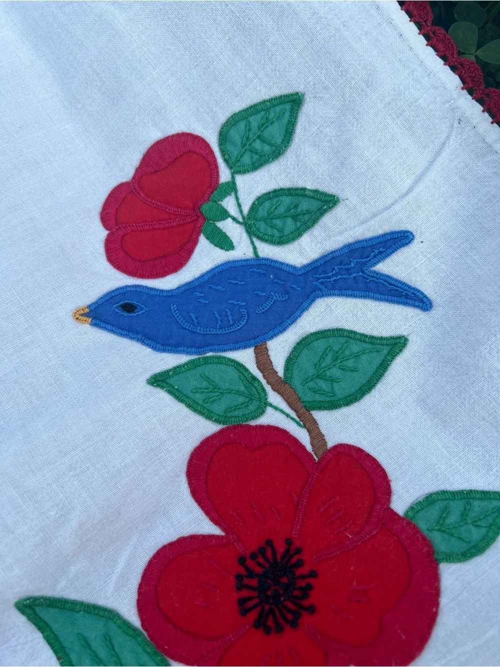Vintage 1950s Embroidered Bluebird Red Poppy 36” Tablecloth
